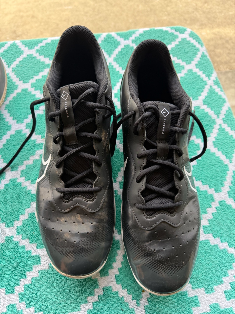 Nike Men's Black Athletic Cleats with White Swoosh